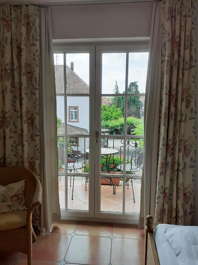 Das Landhotel Weingut Gernert Санкт Мартин Екстериор снимка